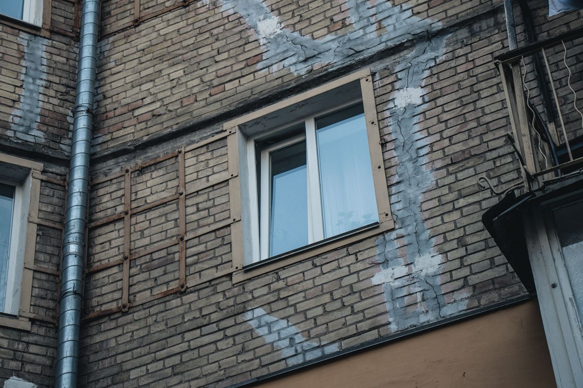 Трещины пометили краской в августе