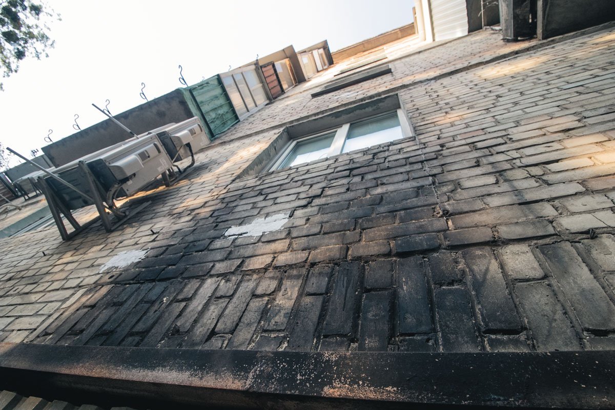 Жители жалуются, что дом трещит по швам