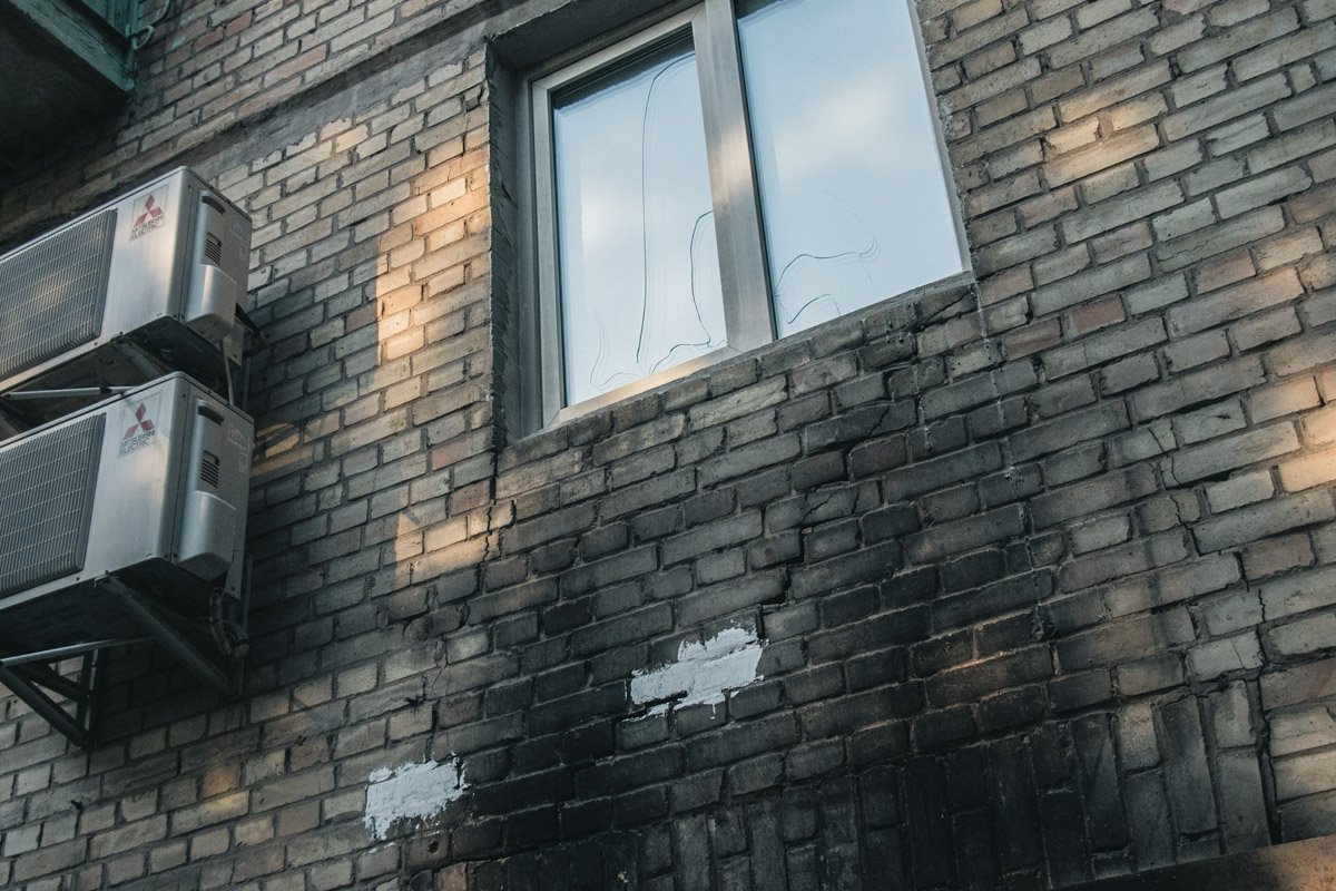 Таких трещин, по словам жильцов, несколько десятков