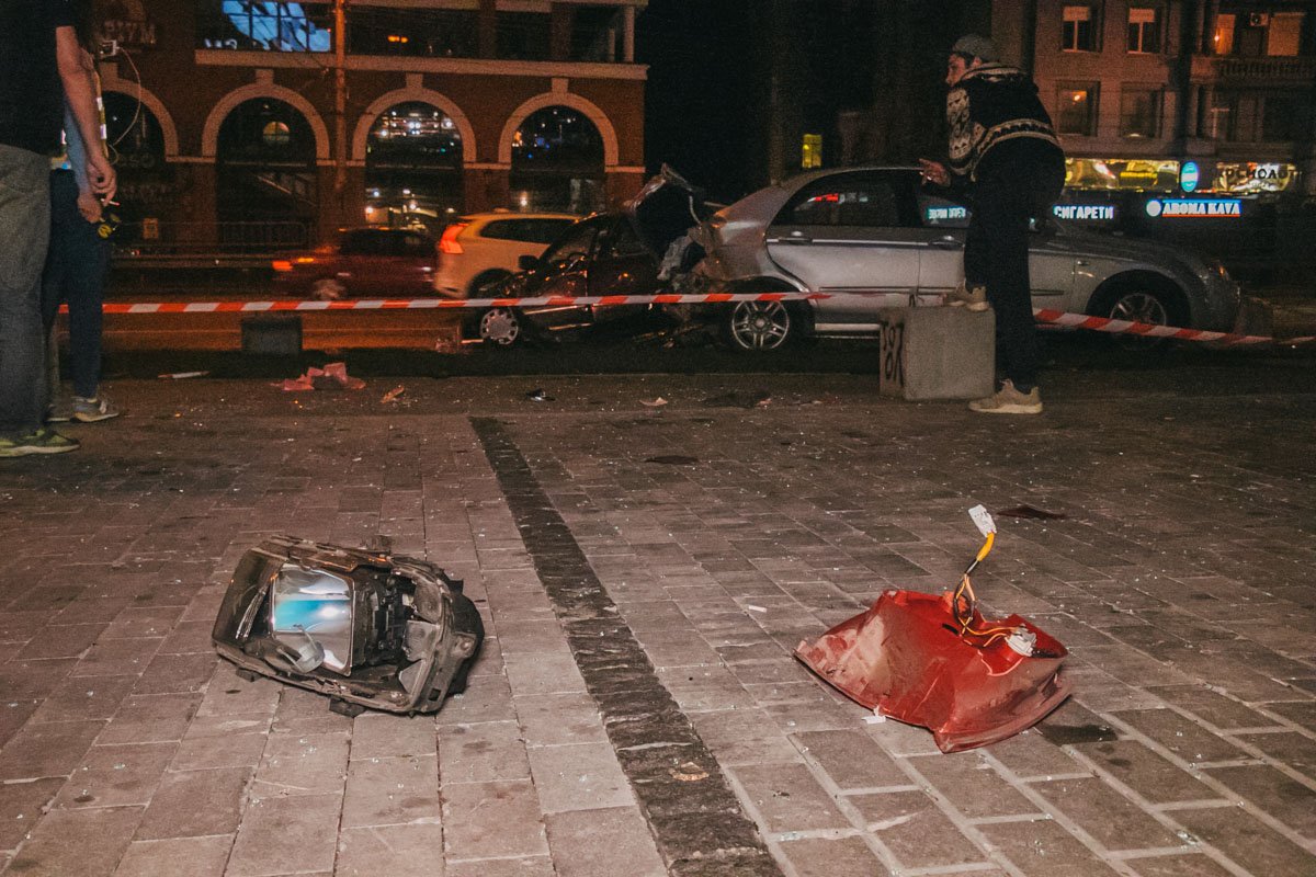 Ford Scorpio на большой скорости влетел в припаркованный на стоянке KIA Cerato Ford Scorpio на большой скорости влетел в припаркованный на стоянке KIA Cerato