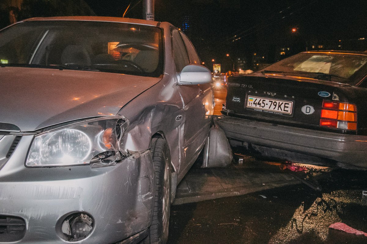 Оба автомобиля существенно повреждены Оба автомобиля существенно повреждены