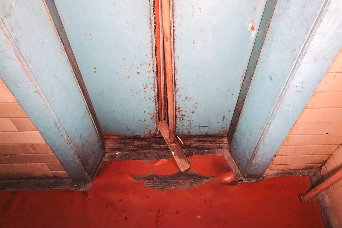 11 сентября, в жилой многоэтажке пассажирский лифт "продержал в заложниках" отца с трехлетним сыном