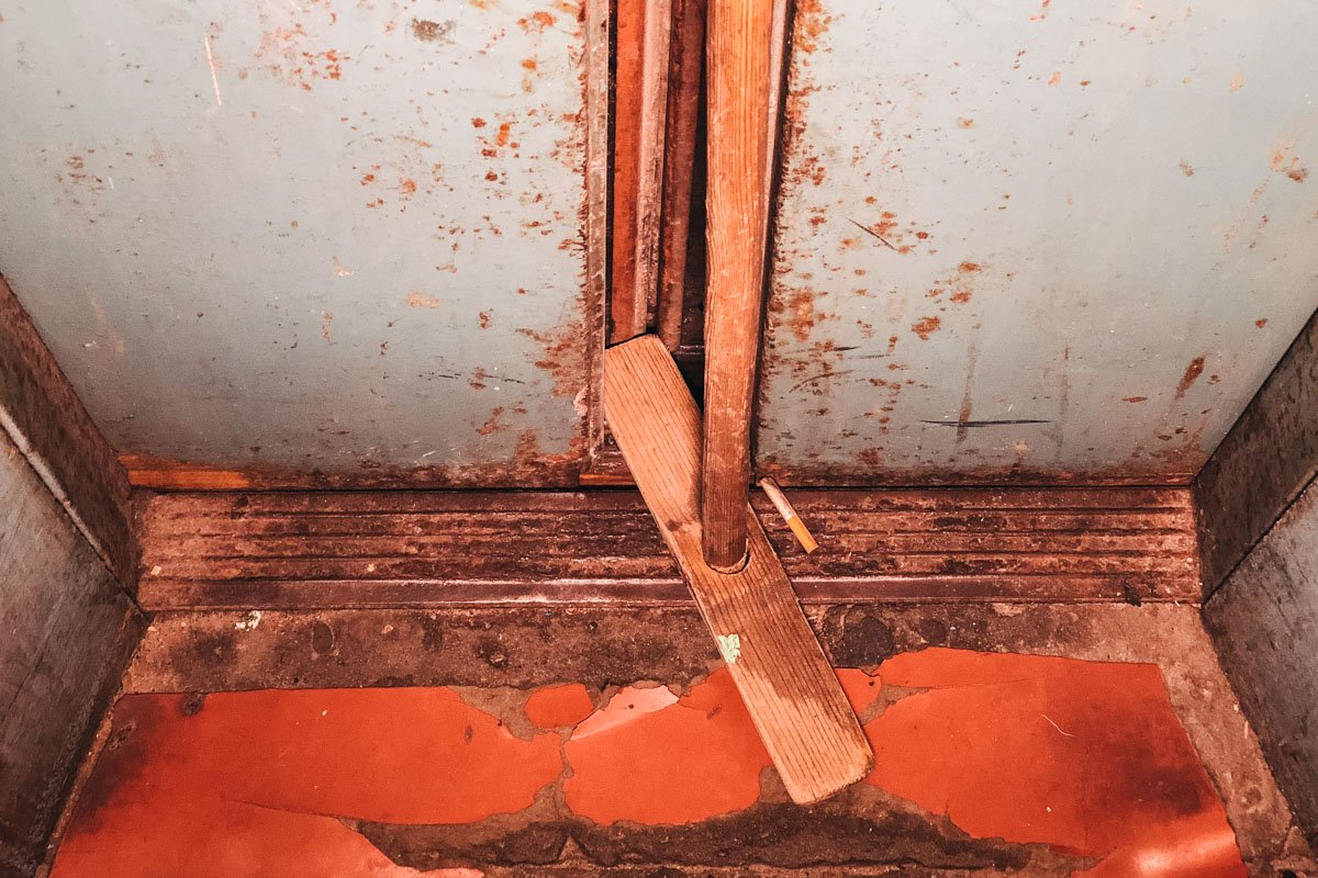 Просидев в лифте более 30 минут, ребенок начал плакать и паниковать. Отец всеми способами пытался успокоить ребенка