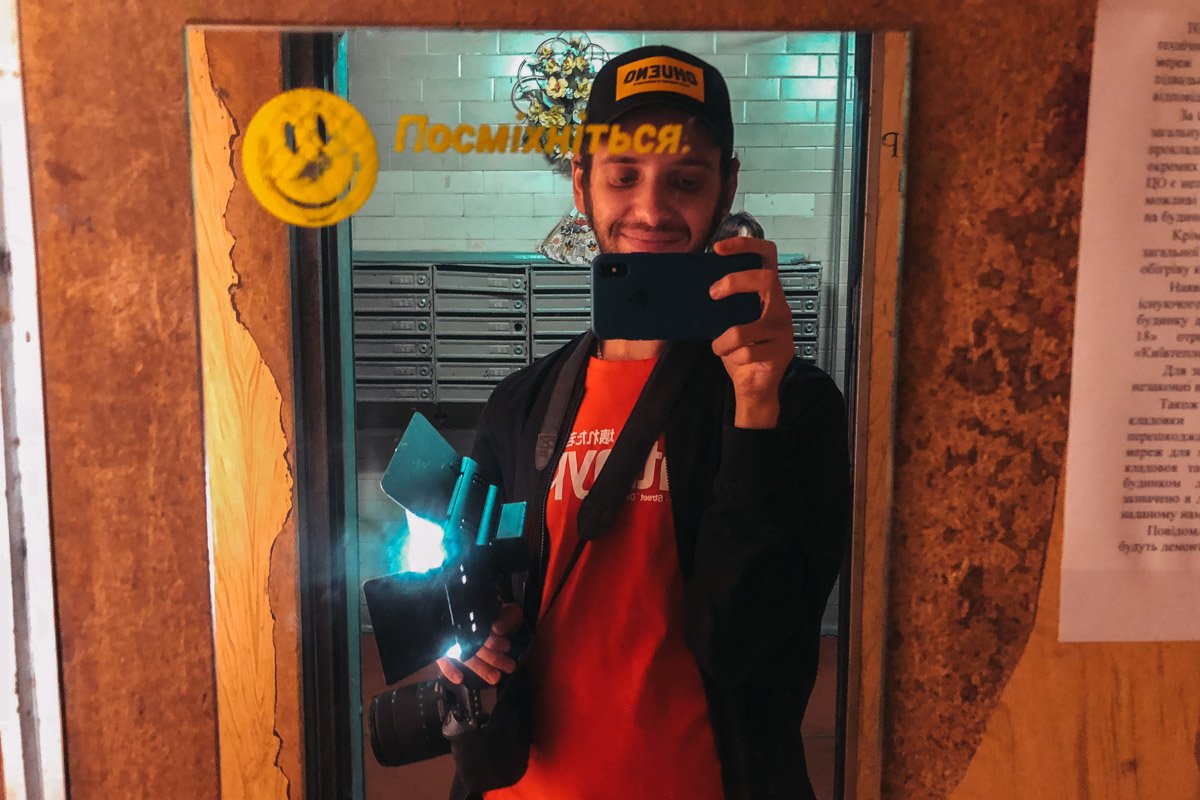 В любой ситуации сохраняйте спокойствие и улыбнитесь, как делает наш оператор