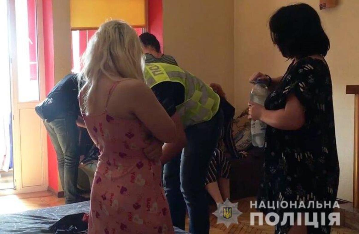 В Киеве одной из квартир Голосеевского района располагался притон по оказанию интимных услуг В Киеве одной из квартир Голосеевского района располагался притон по оказанию интимных услуг