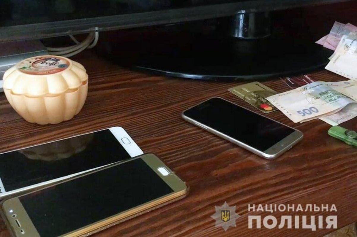 Девушки работали под видом массажного салона Девушки работали под видом массажного салона