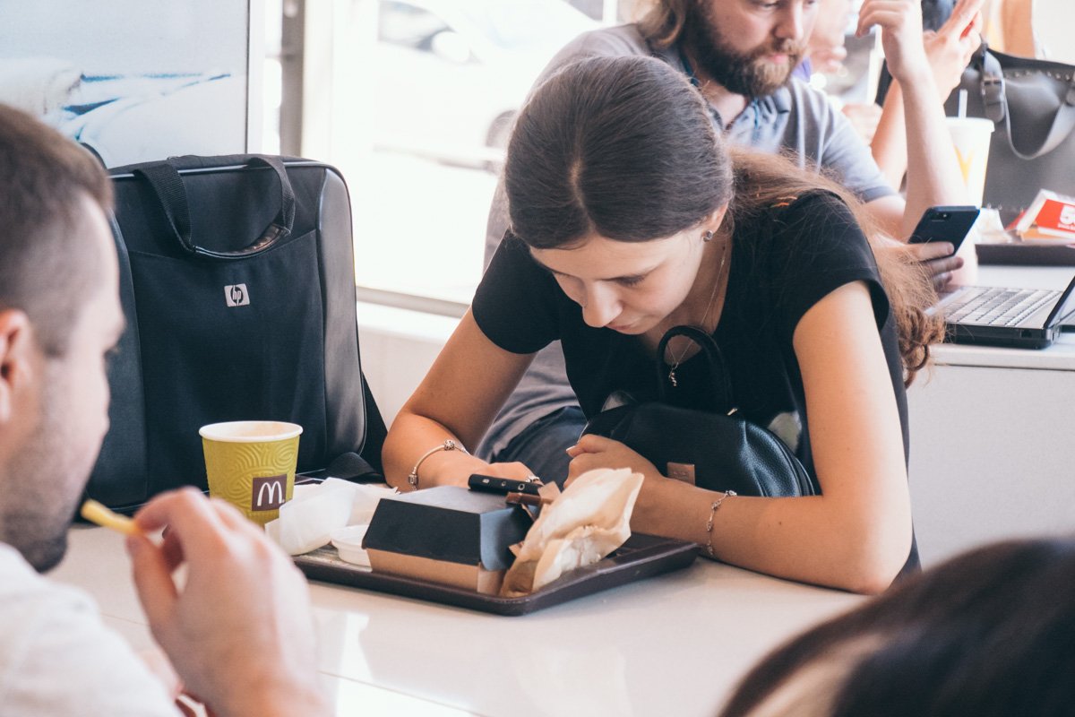 В Macdonalds услуга "напиток в свою тару" не оплачивается отдельно В Macdonalds услуга "напиток в свою тару" не оплачивается отдельно