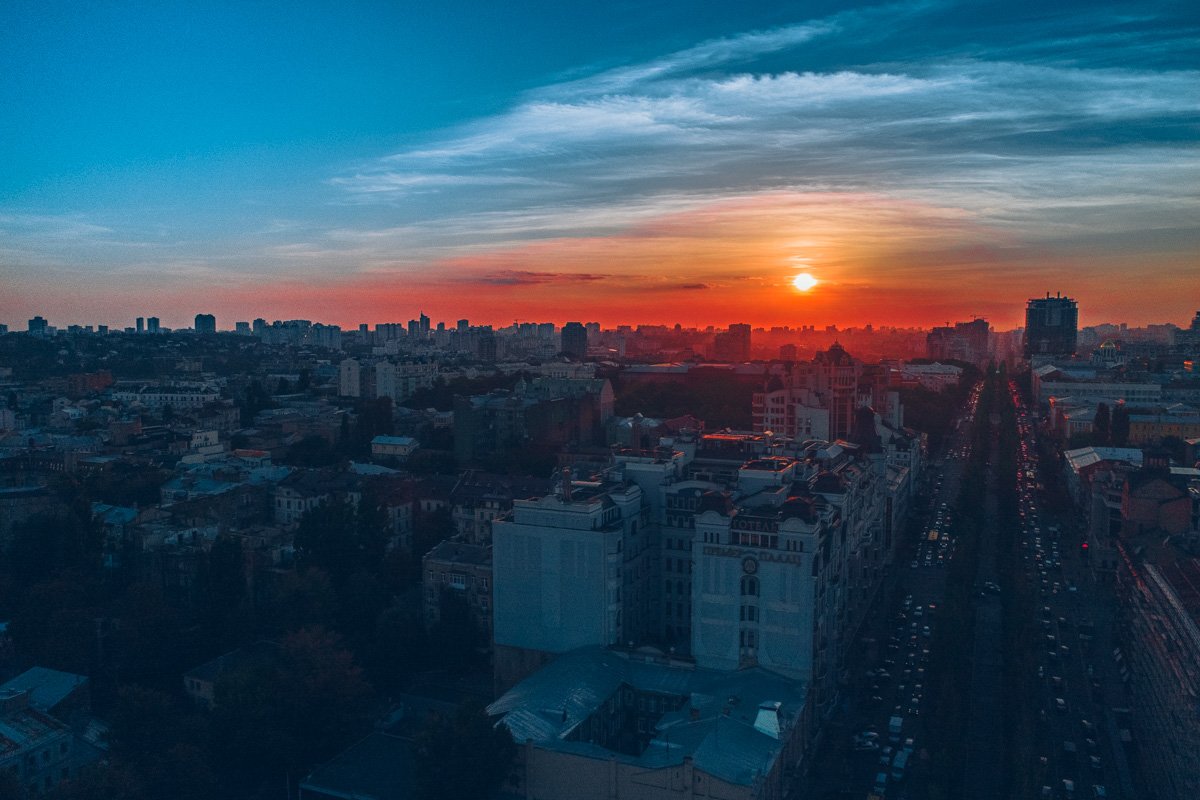 Лучи разбивают облака, чтобы добавить красок в последние минуты светового дня