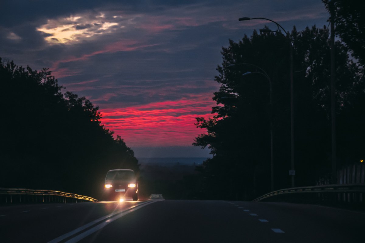 Фары автомобилей и рассветное зарево Фары автомобилей и рассветное зарево