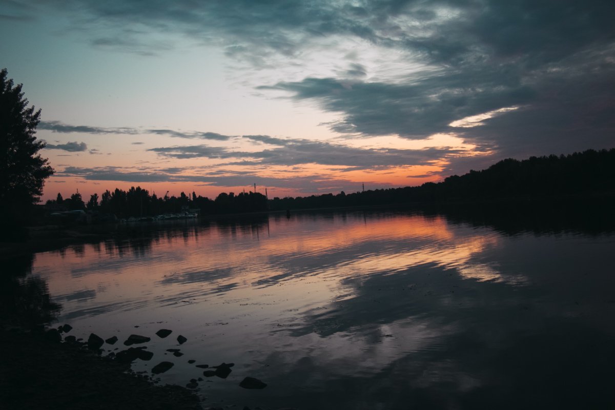 Вот-вот и солнце покажется из-за горизонта Вот-вот и солнце покажется из-за горизонта