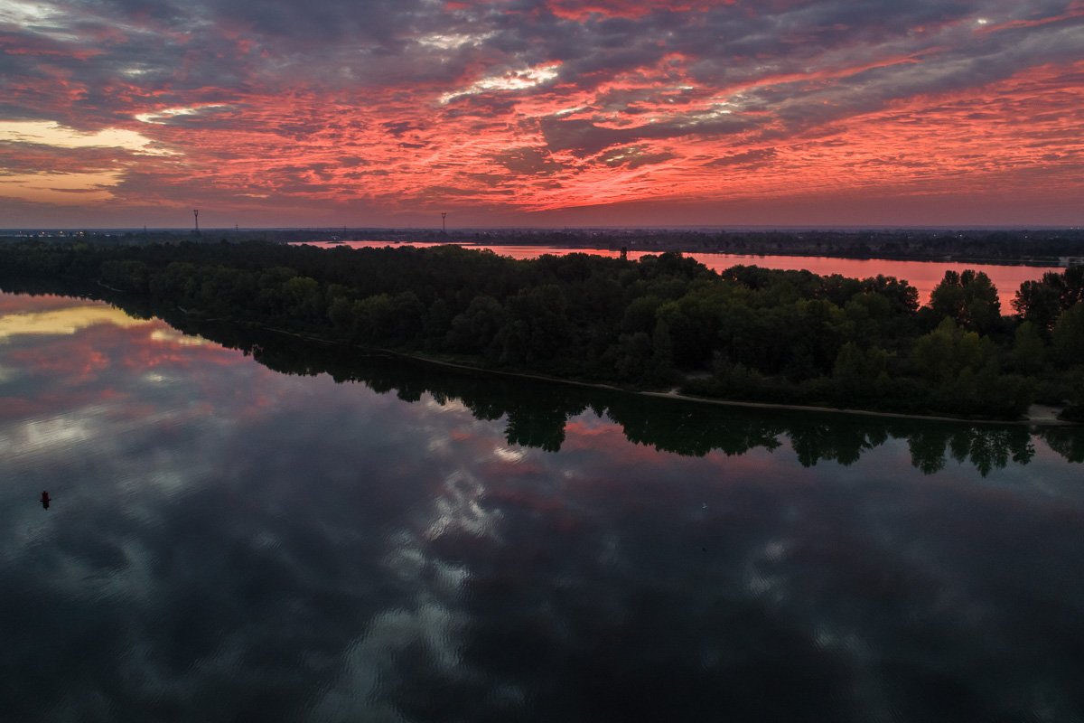 Прекрасный Днепр в лучах восходящего солнца Прекрасный Днепр в лучах восходящего солнца