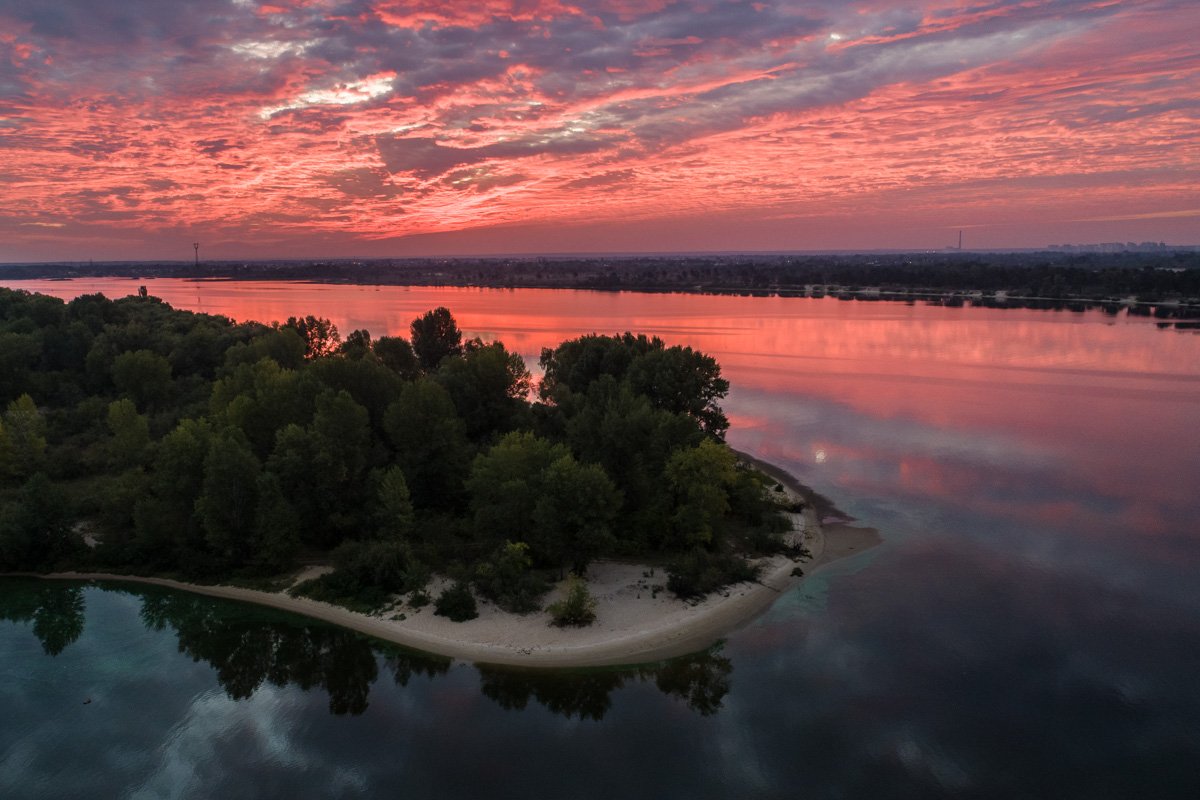 Рассвет в зеркальной глади воды Рассвет в зеркальной глади воды