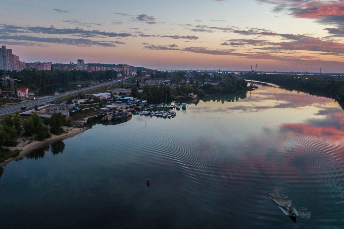 Утренняя лодка тревожит утреннюю гладь Днепра Утренняя лодка тревожит утреннюю гладь Днепра