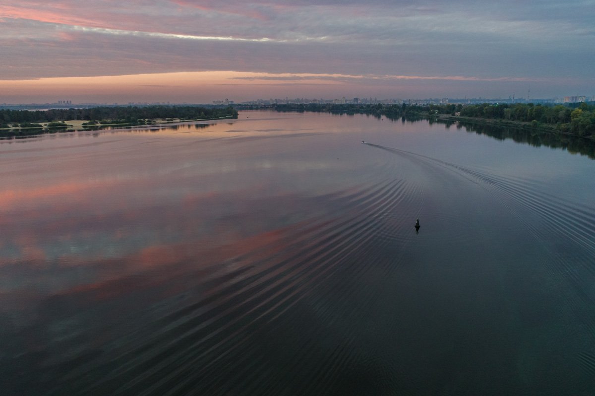 Как зеркальная гладь Днепра встречает рассвет в Киеве 14
