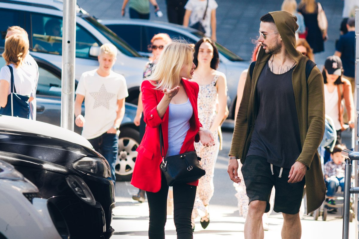 Девушка объясняет, что красный в моде всегда! Девушка объясняет, что красный в моде всегда!