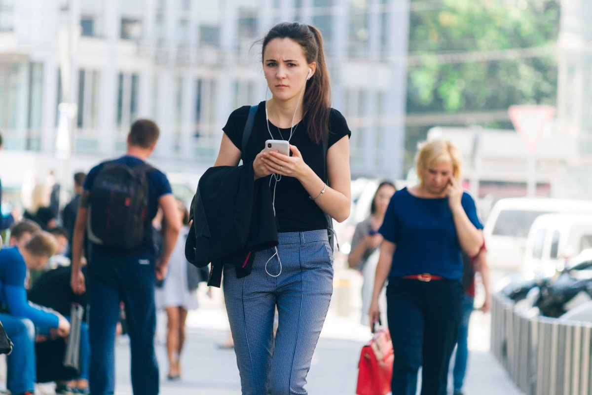 Уверены, модна девушка слушает только модную музыку! Уверены, модная девушка слушает только модную музыку!