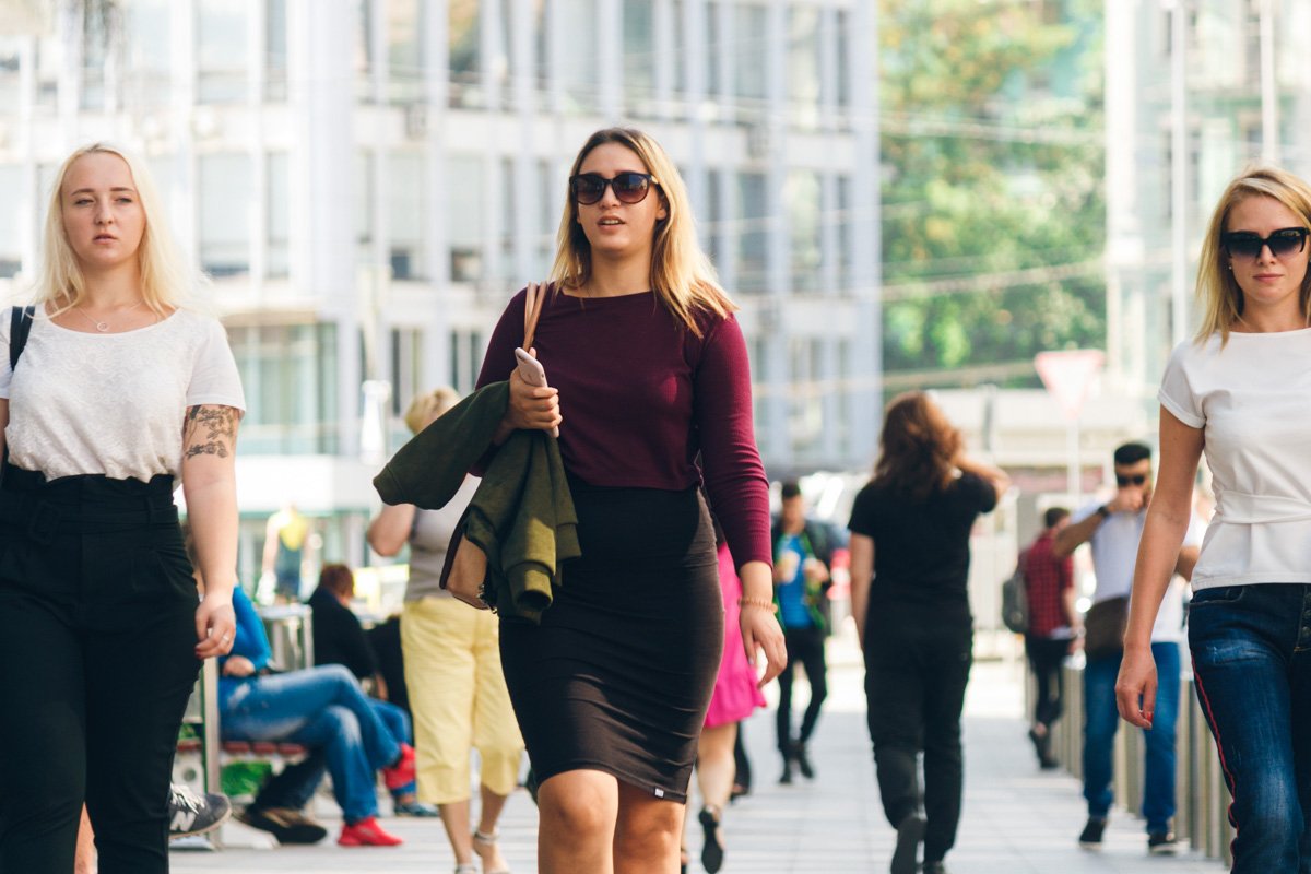 А кто-то не выпускает из рук куртку, будучи в теплой кофте А кто-то не выпускает из рук куртку, будучи в теплой кофте