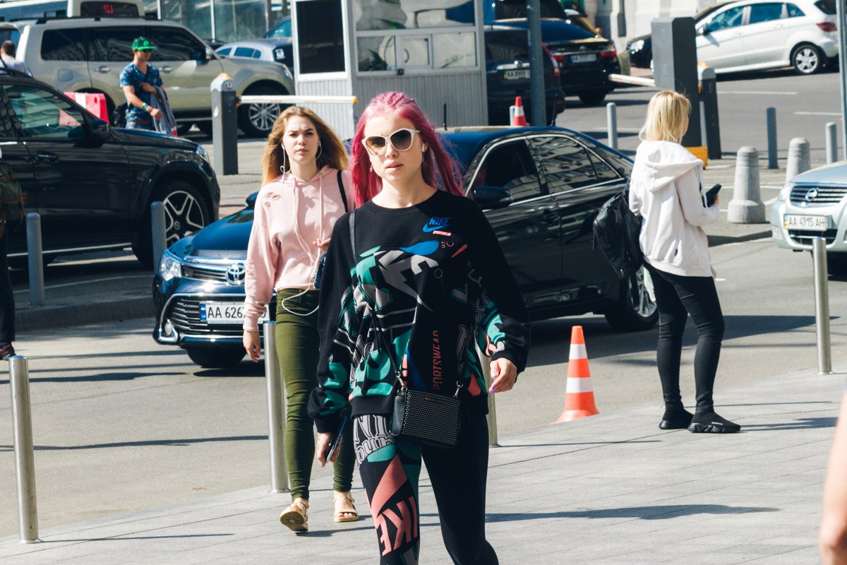 Когда мало яркости в одежде, в ход идут волосы Когда мало яркости в одежде, в ход идут волосы