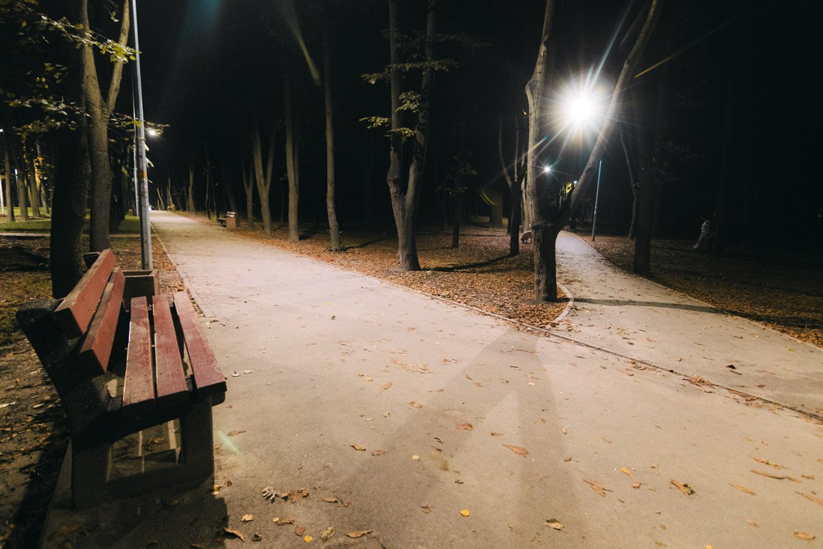 Все аллеи парка освещены 