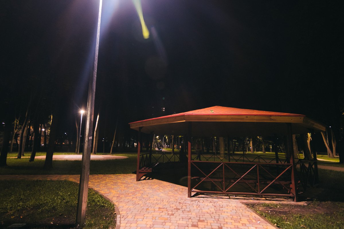 В парке есть беседки без освещения - для свиданий 