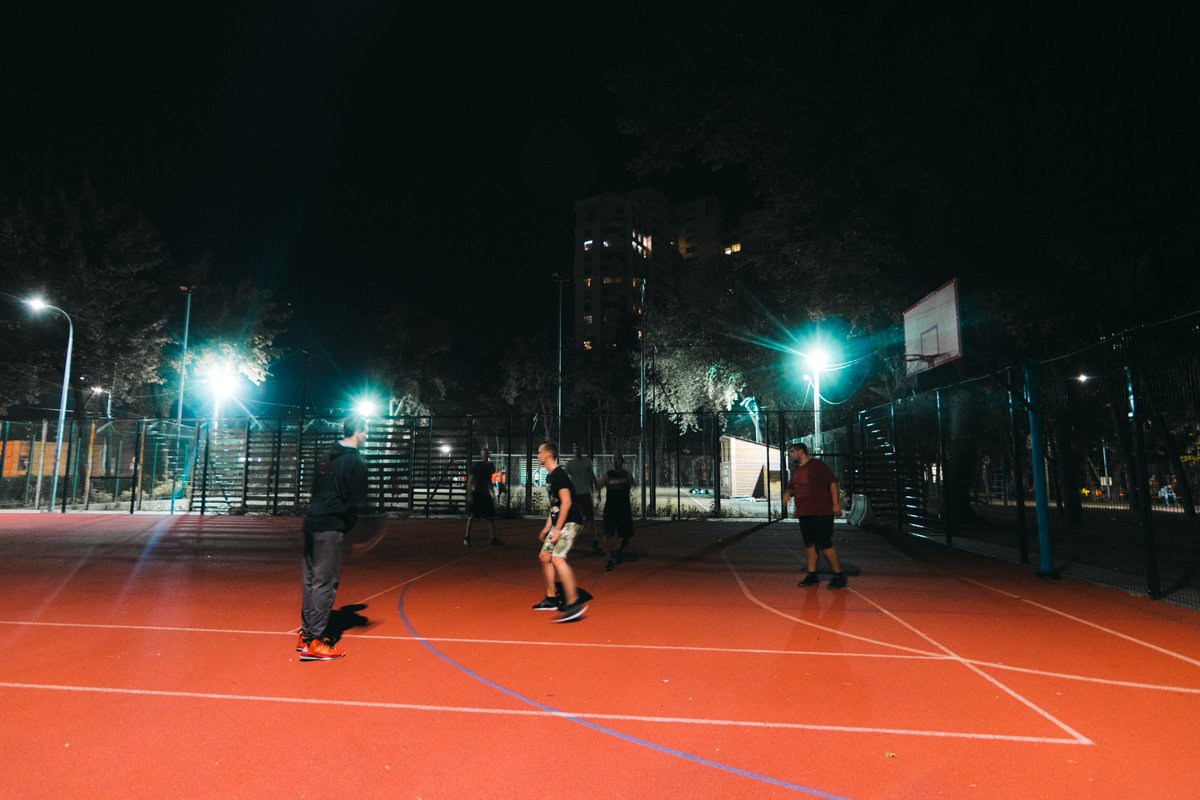 Играть в баскетбол можно и после захода солнца 