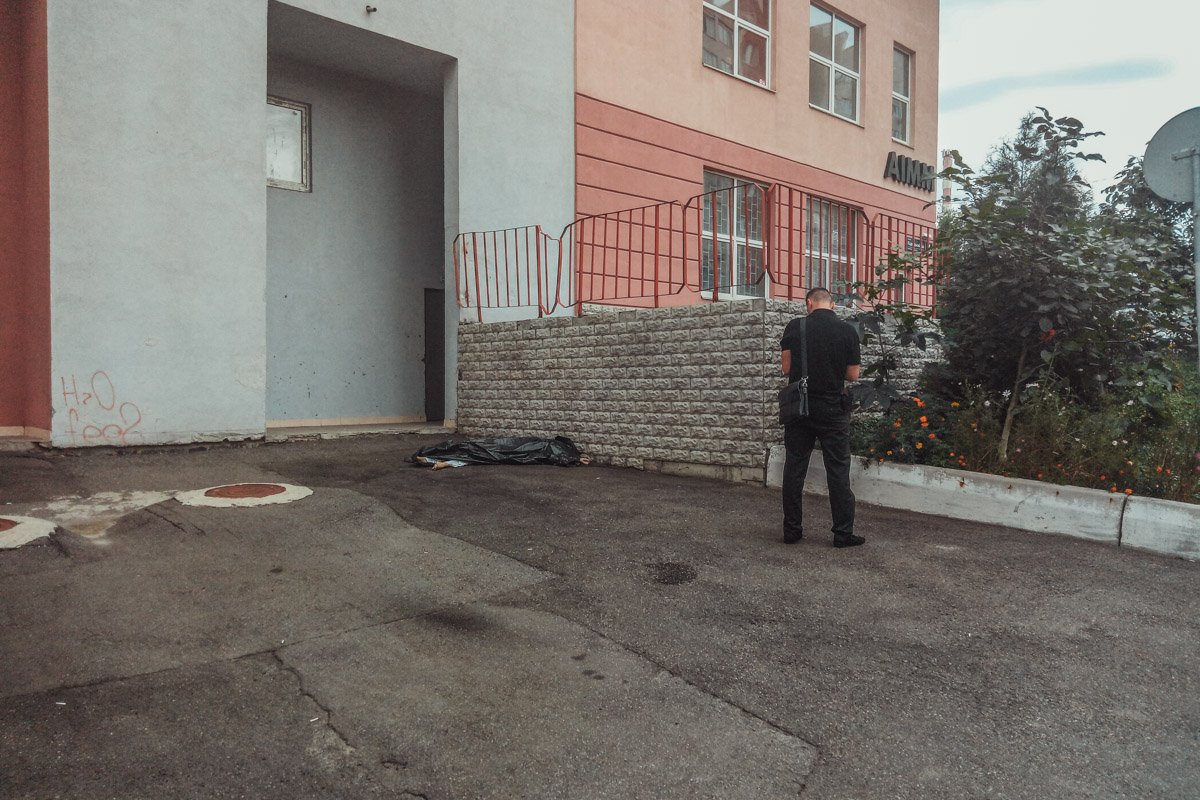 В Соломенской районе Киева по адресу Кадетский Гай, 6, обнаружили труп женщины