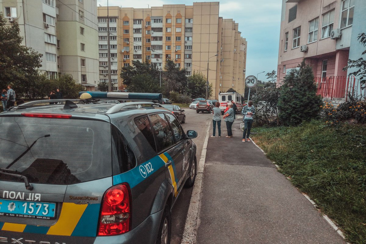 По предварительной информации, она выпала с 7 этажа