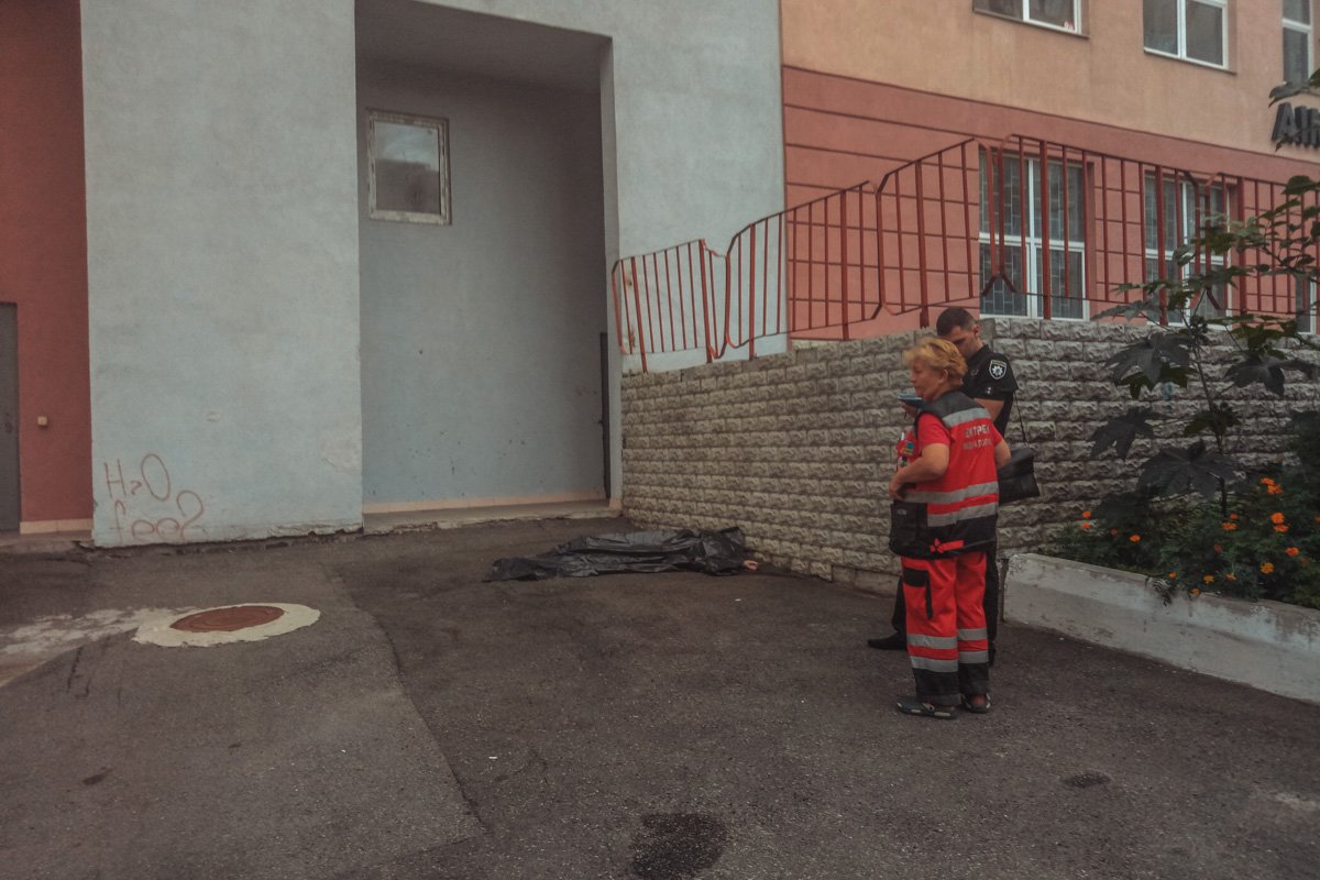 Соседка уверяет, что на руке у погибшей был записан номер телефона