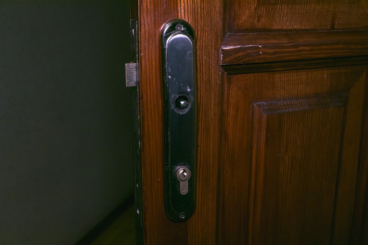 Правоохранители выламывали двери