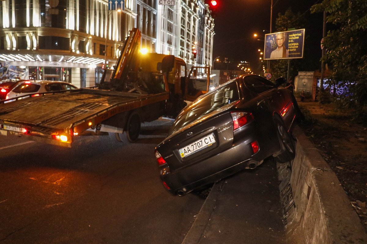 На пересечении улиц Набережной-Крещатицкой и Нижнего Вала случилось курьезное ДТП На пересечении улиц Набережной-Крещатицкой и Нижнего Вала случилось курьезное ДТП