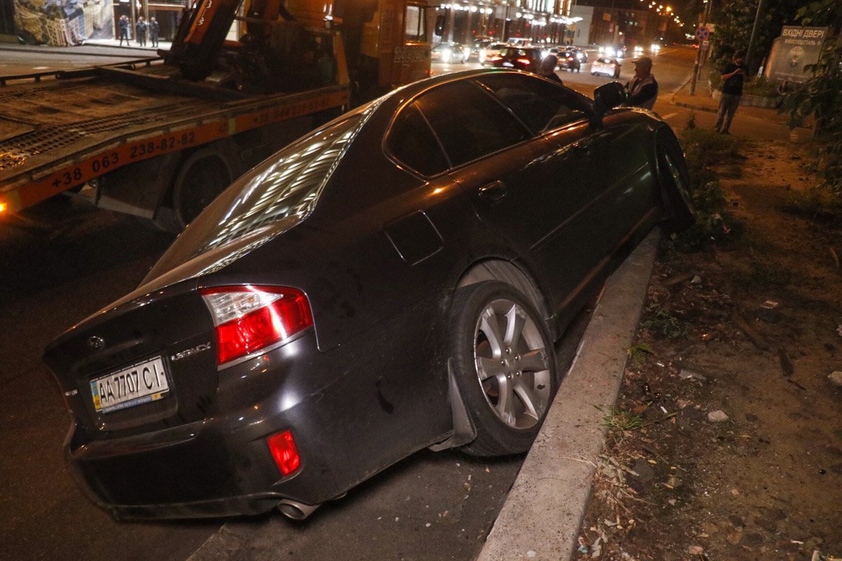 Девушка-водитель Subaru пропустила поворот и влетела парой колес на бетонное ограждение Девушка-водитель Subaru пропустила поворот и влетела парой колес на бетонное ограждение