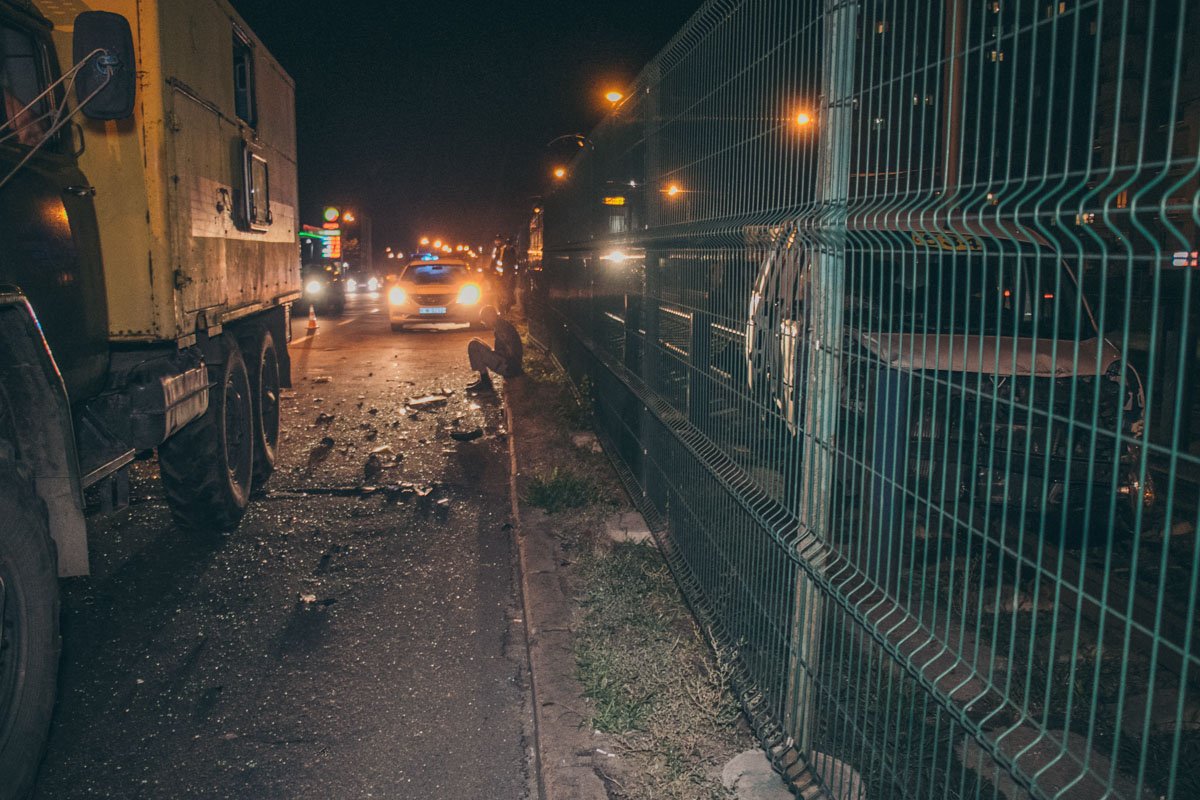 В четверг, 13 сентября, на улице Борщаговской произошла авария с участием машины такси Renault Kangoo и маршрутки