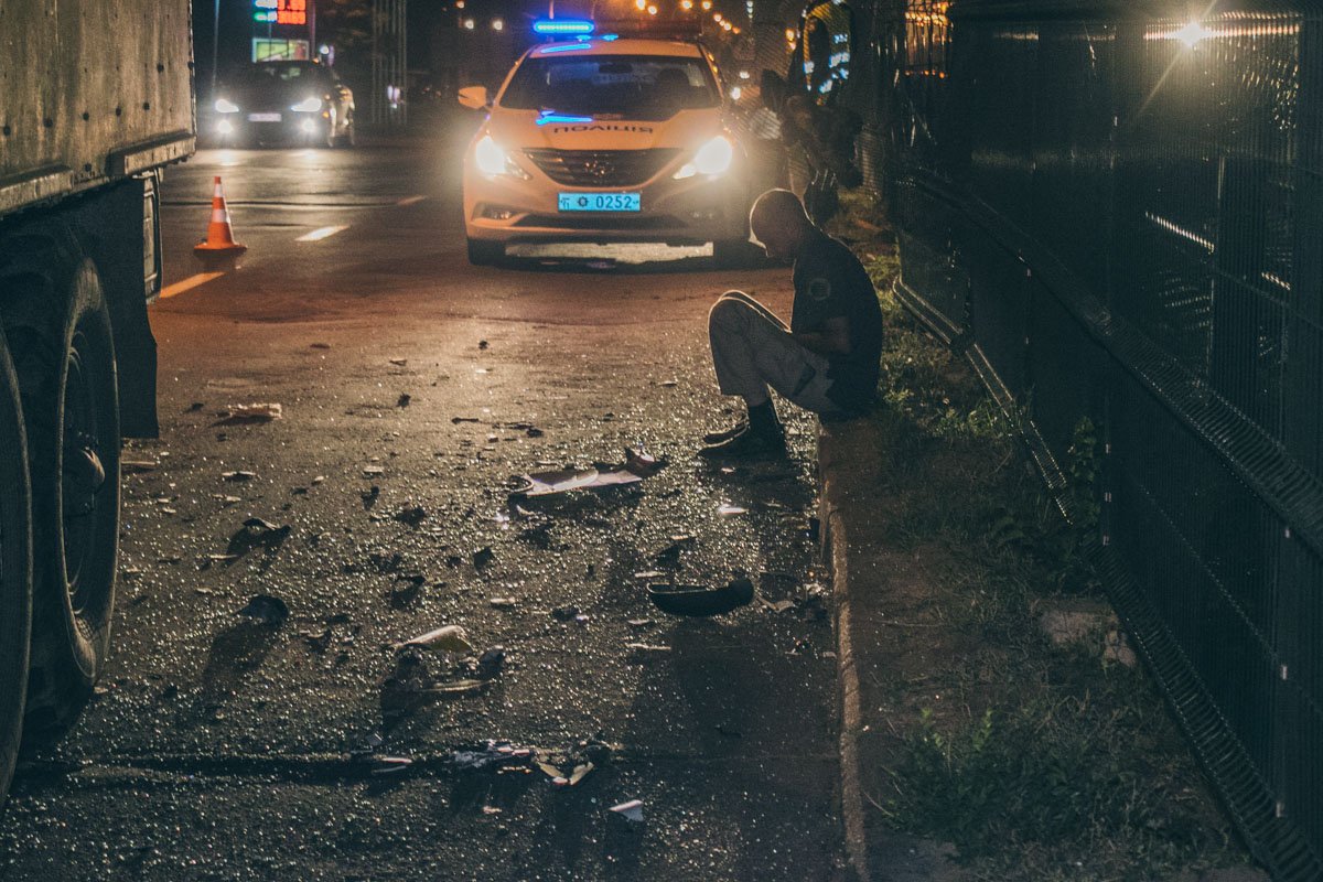 Renault проломил ограждение линии скоростного трамвая и вылетел на колеи