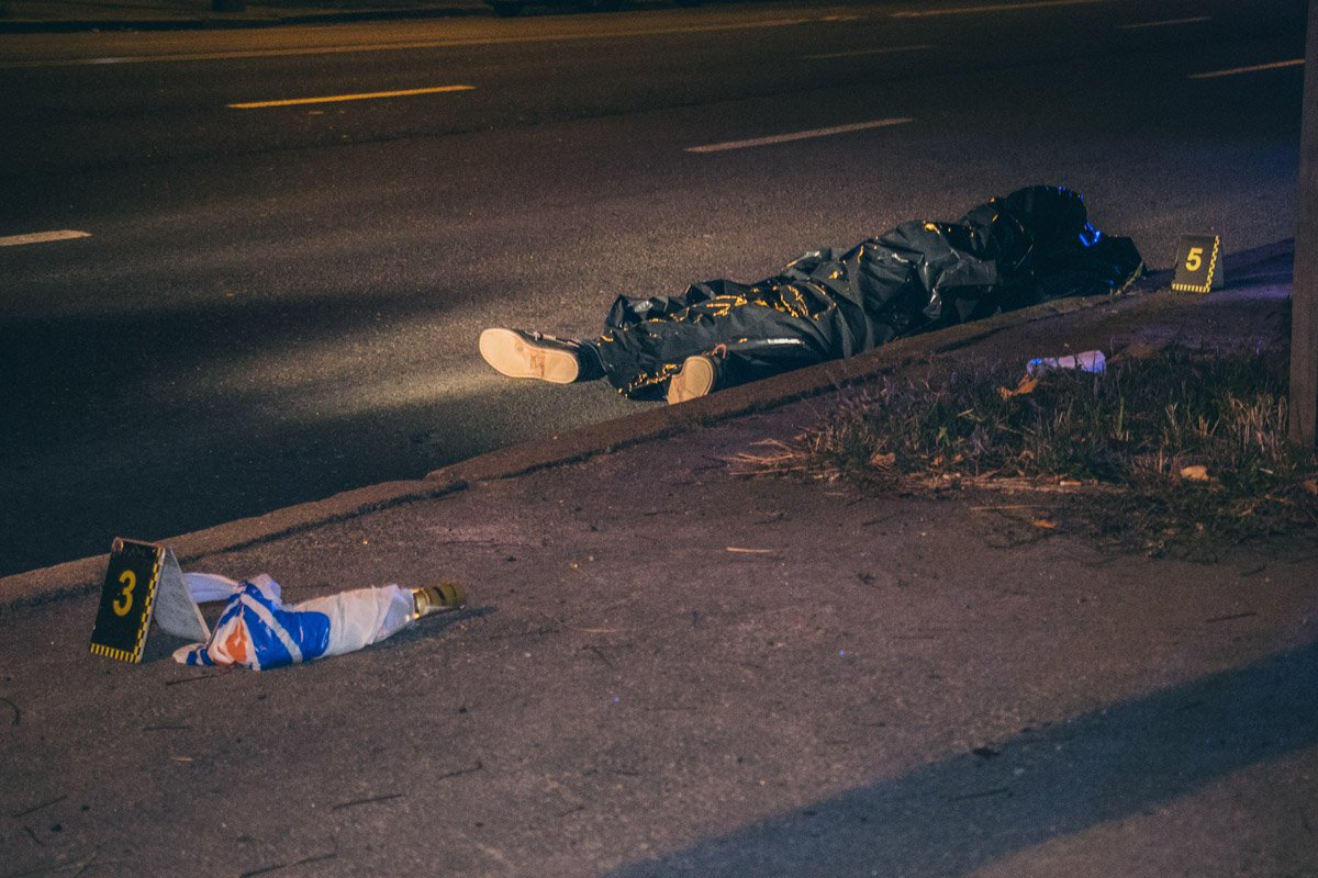 На проспекте Науки произошла авария с участием грузового автомобиля и пешехода