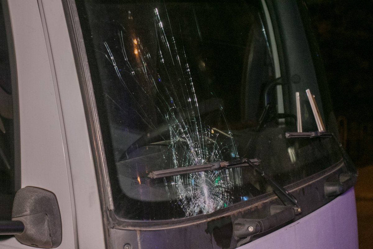 Водитель не успел вовремя затормозить и пешеход головой влетел прямо в лобовое стекло автомобиля