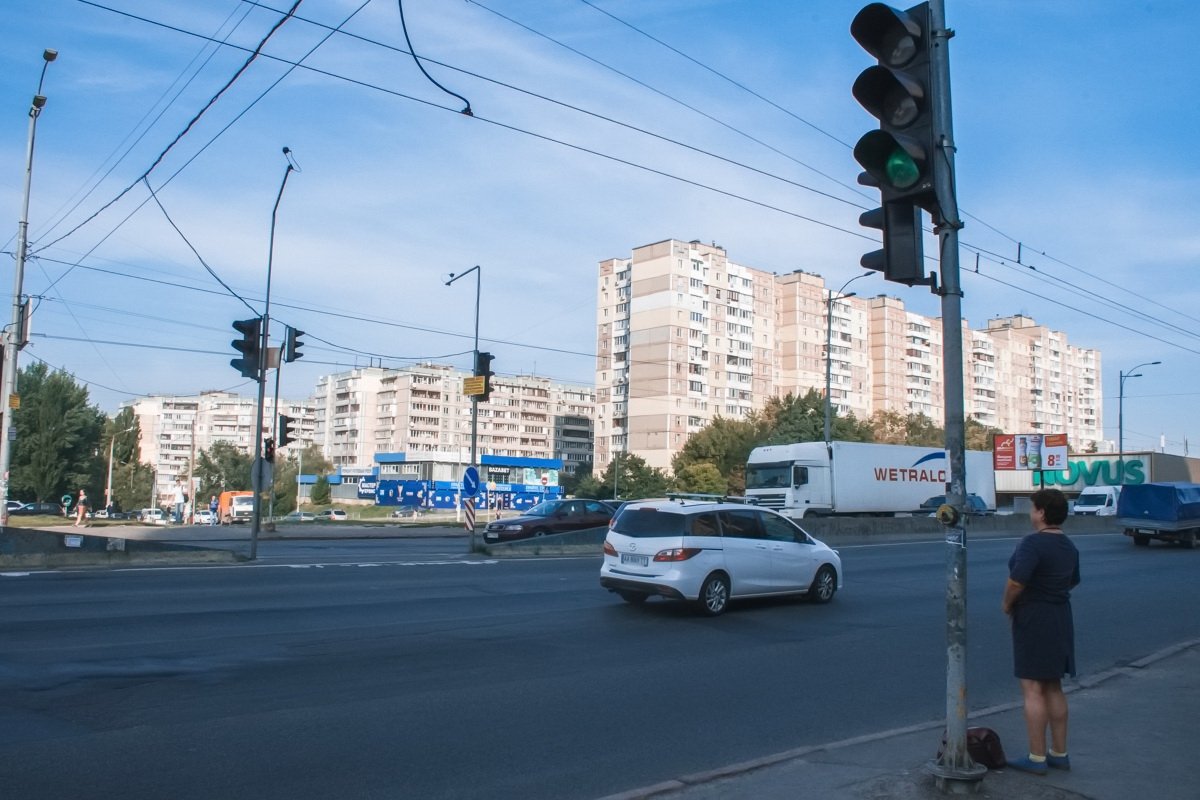 Сейчас здесь есть светофор, но нет дорожной разметки Сейчас здесь есть светофор, но нет дорожной разметки