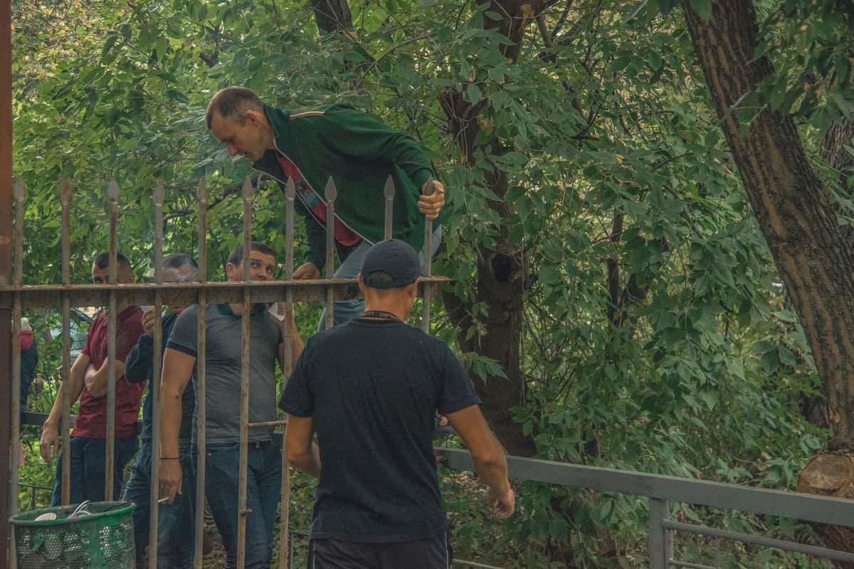 Но даже забор не останавливает людей