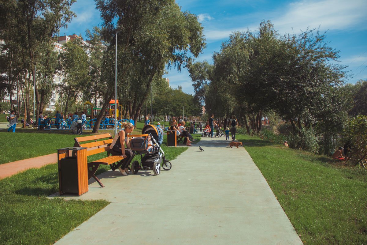 В парке проложили новые дорожки и поставили скамейки