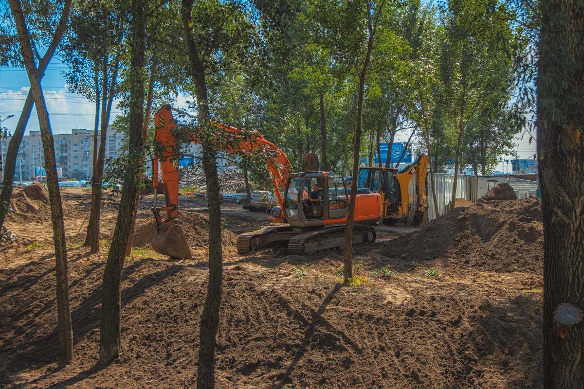 Работа по благоустройству в парке идет