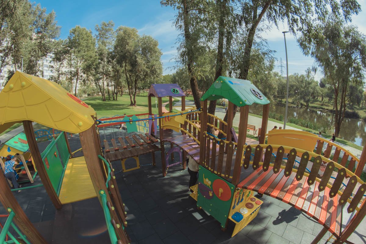 Горки и качели ждут своих маленьких гостей