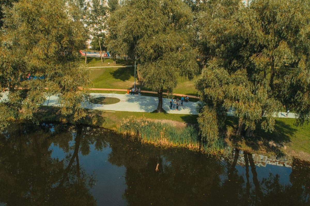 У воды - прохладнее и приятнее гулять