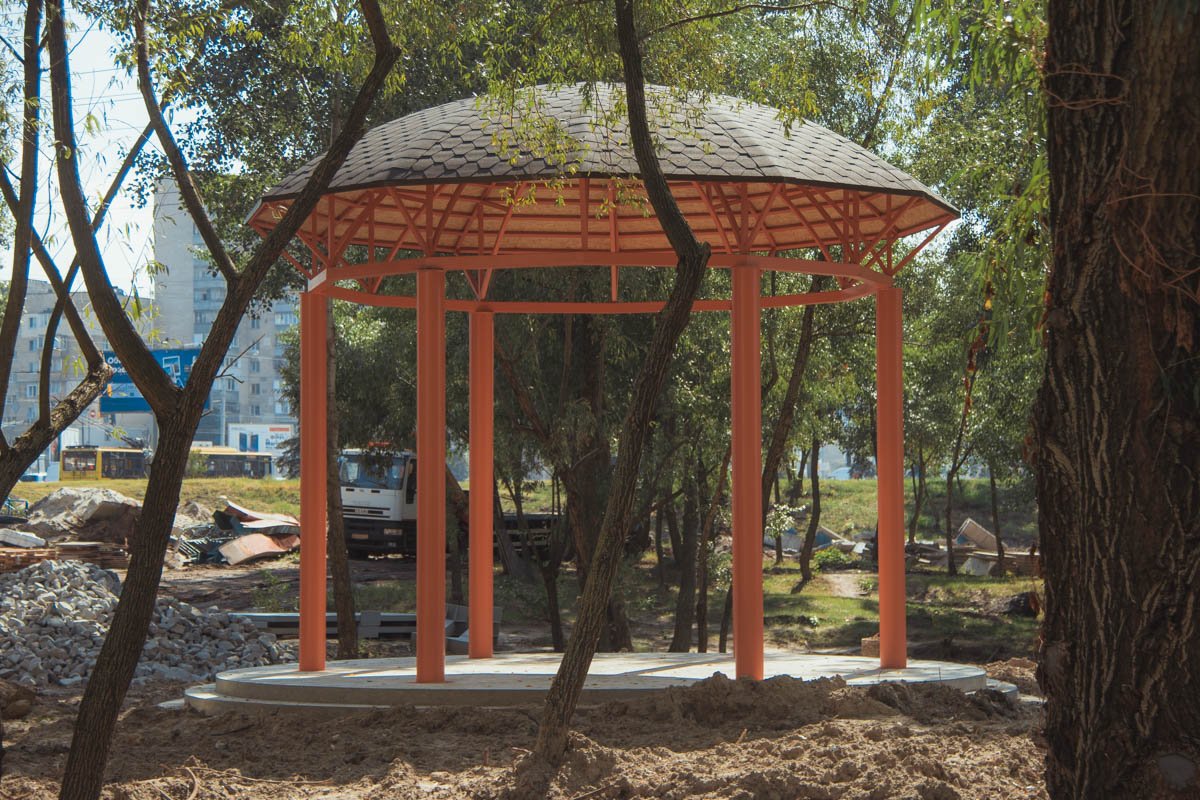 Беседка еще в процессе создания