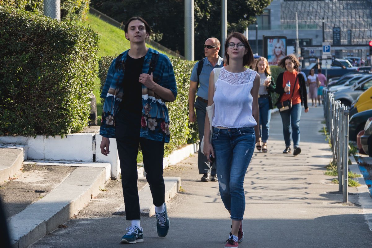 Ты знаешь, что меня вдохновляешь? - Нет.