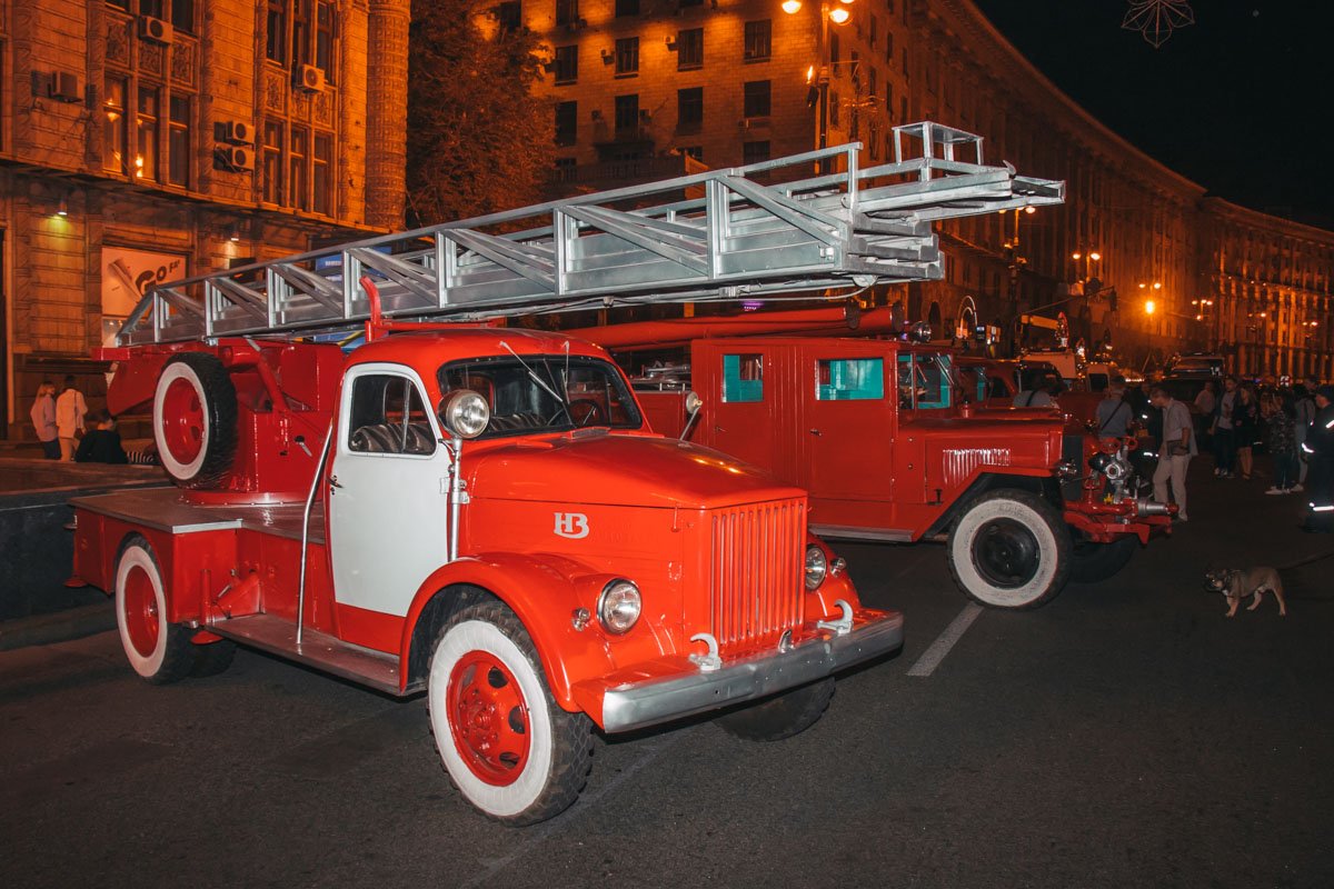 На Крещатик привезли много пожарных машин, в том числе раритетных