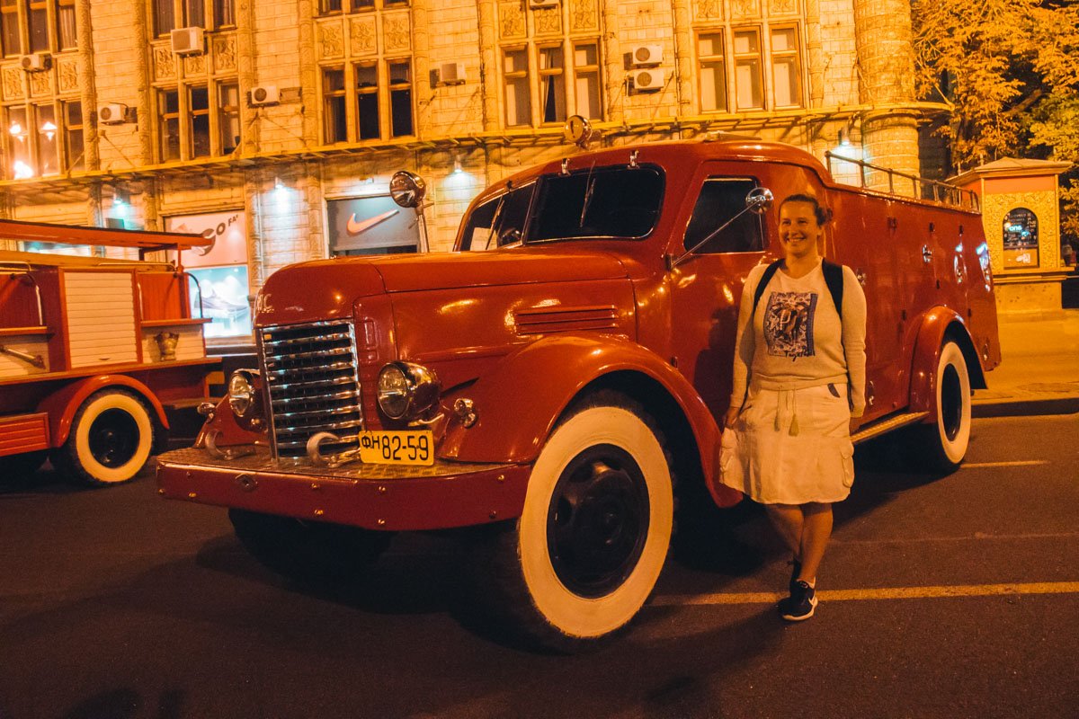 Киевляне делали фото на фоне интересных экспонатов