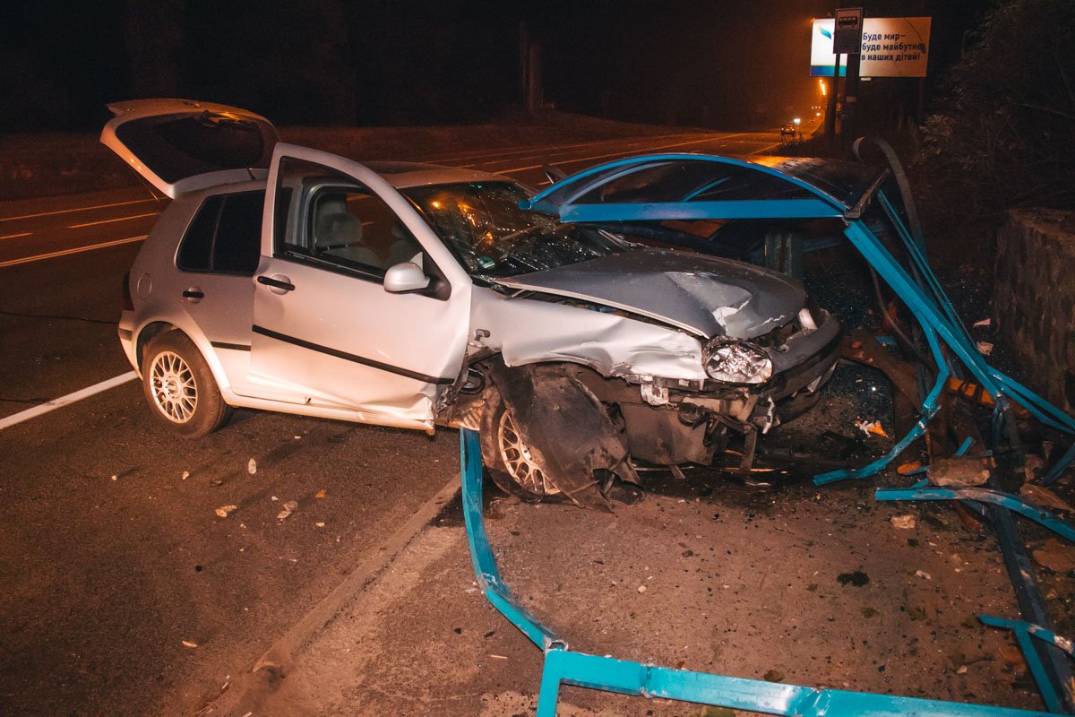 В Киеве на Столичном шоссе произошла авария с участием автомобиля Volkswagen Golf