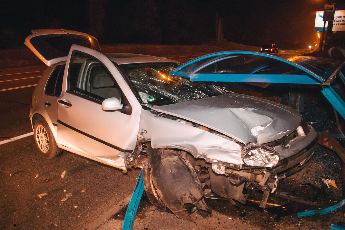 Водитель уснул за рулем и снес остановку общественного транспорта