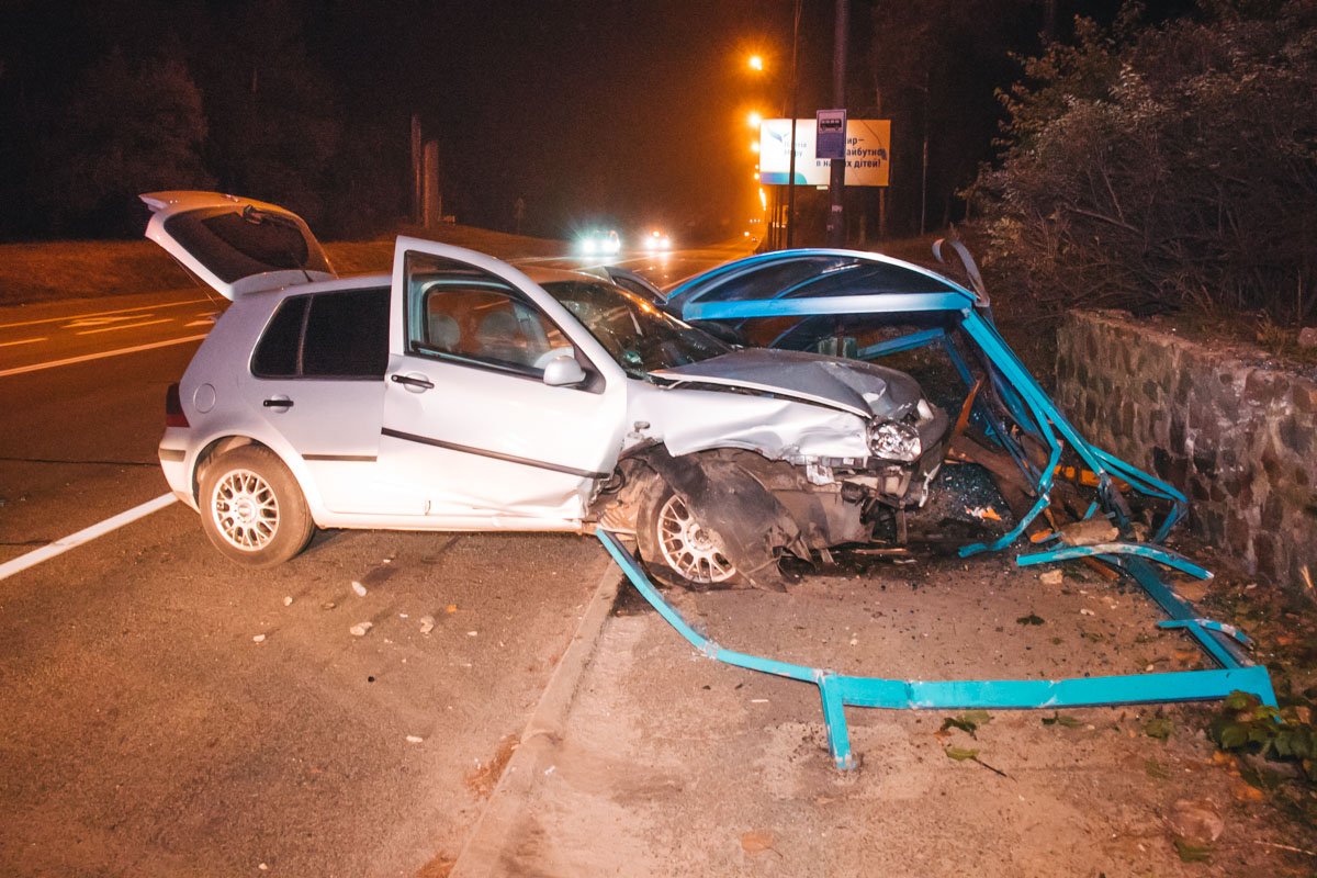 К счастью, в момент аварии на остановке не было людей