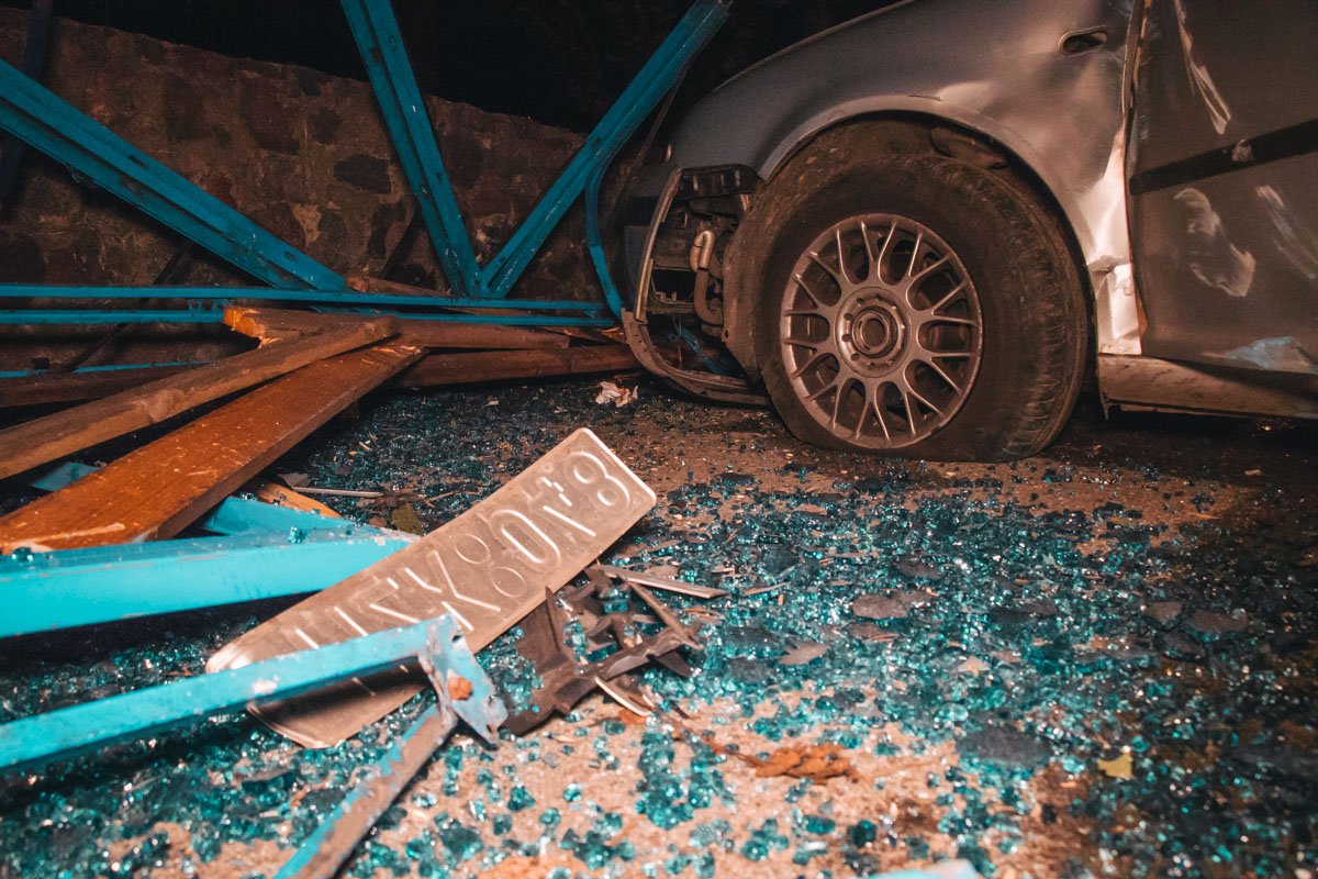 Машину занесло, она вылетела на обочину и врезалась в остановку