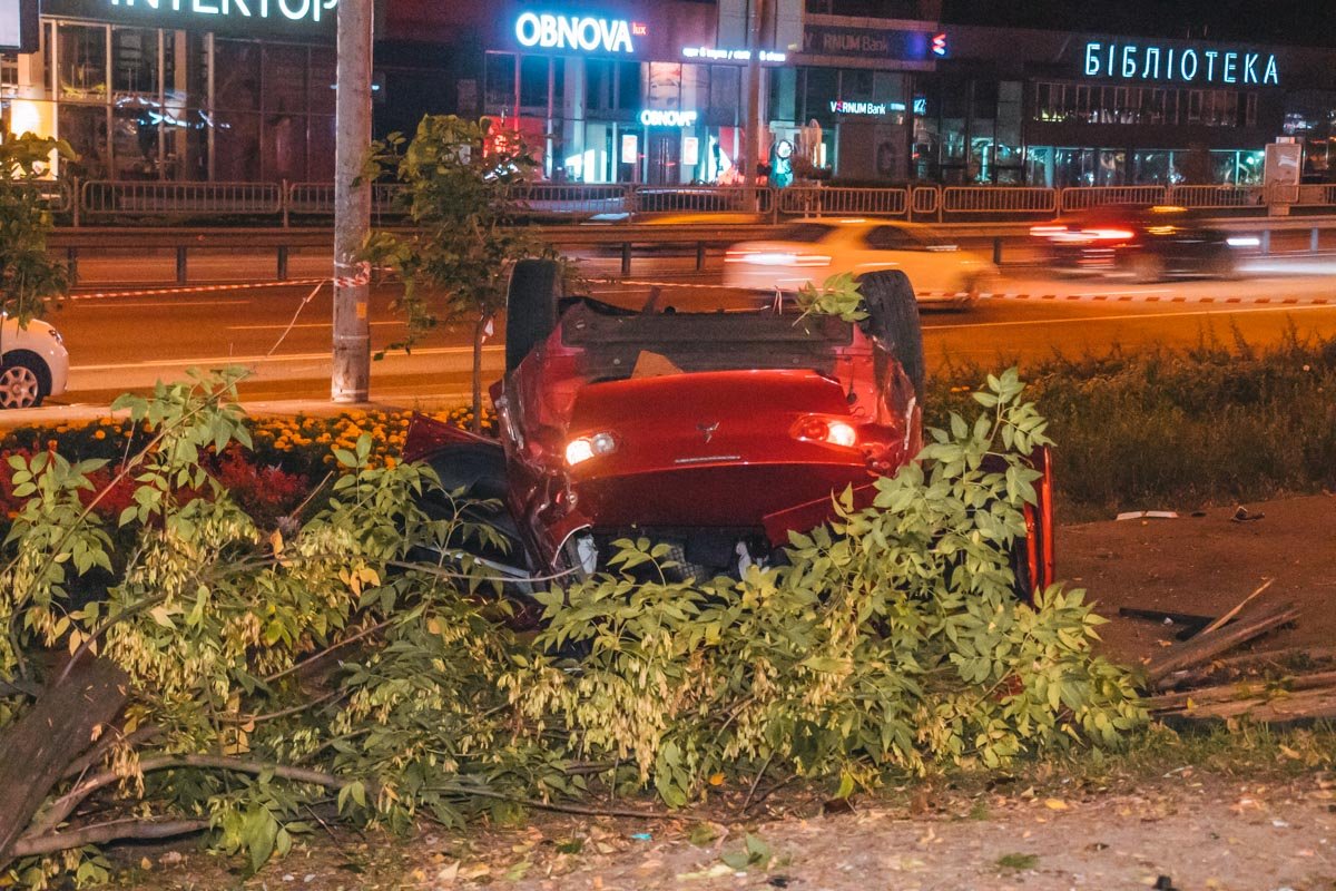На проспекте Победы, 20 произошла серьезная авария с участием автомобилей Mitsubishi Lancer и внедорожника Suzuki